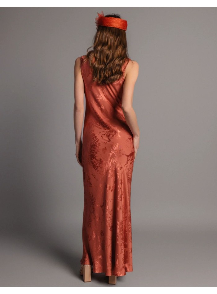Vestido midi satinado color teja con corte al bies