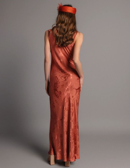 Vestido midi satinado color teja con corte al bies