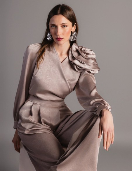Long sleeved satin blouse with long sleeves and flower