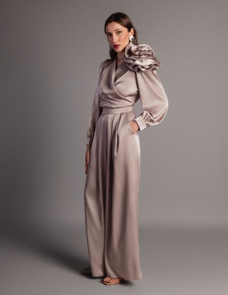 Long sleeved satin blouse with long sleeves and flower