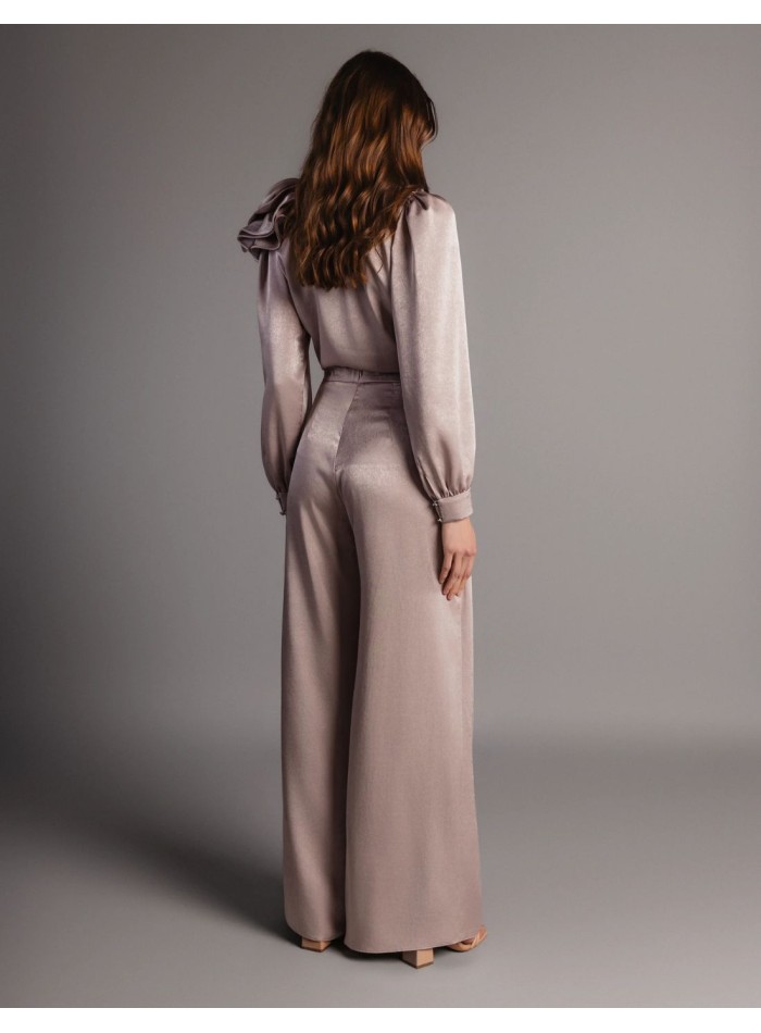 Blusa cruzada de satén con manga larga y flor