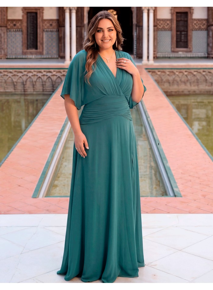 Vestido de talla grande verde salvia con manga capa y abertura para invitada