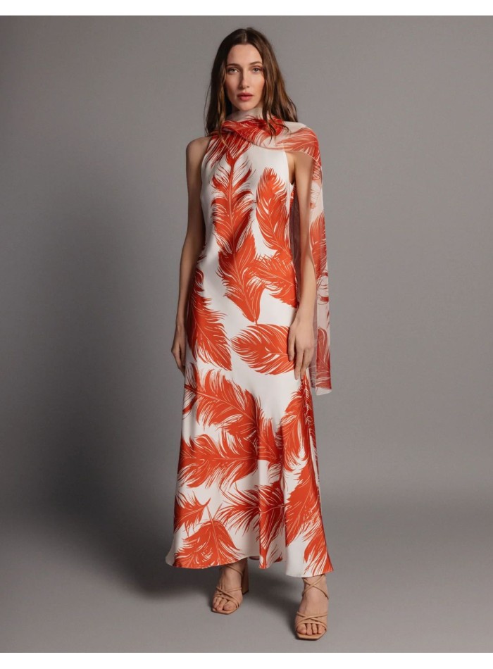 Vestido midi estampado en tonos naranja y beige...