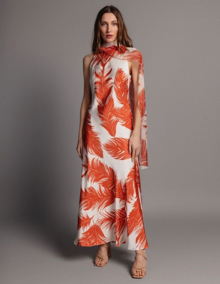 Vestido midi estampado en tonos naranja y beige de satén con chal