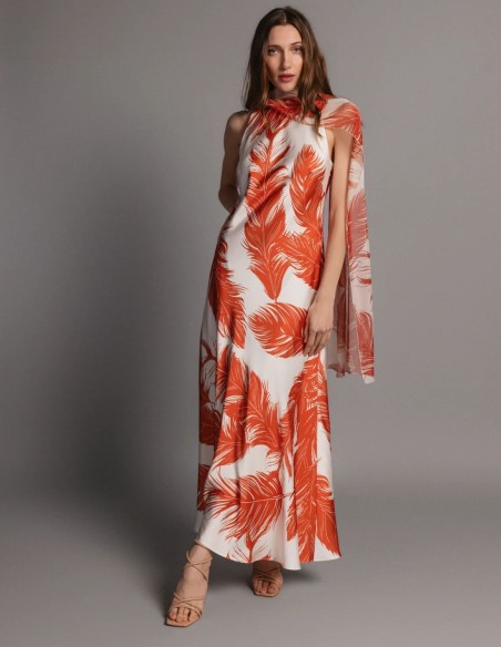 Vestido midi estampado en tonos naranja y beige de satén con chal