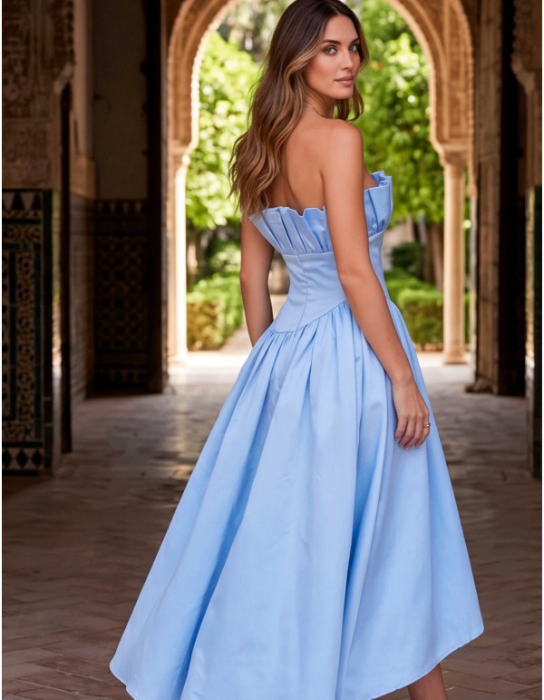 Vestido azul cielo palabra de honor con falda asimétrica para invitada