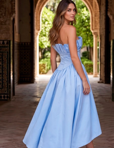 Robe bustier bleu ciel avec jupe asymétrique pour l'invitée