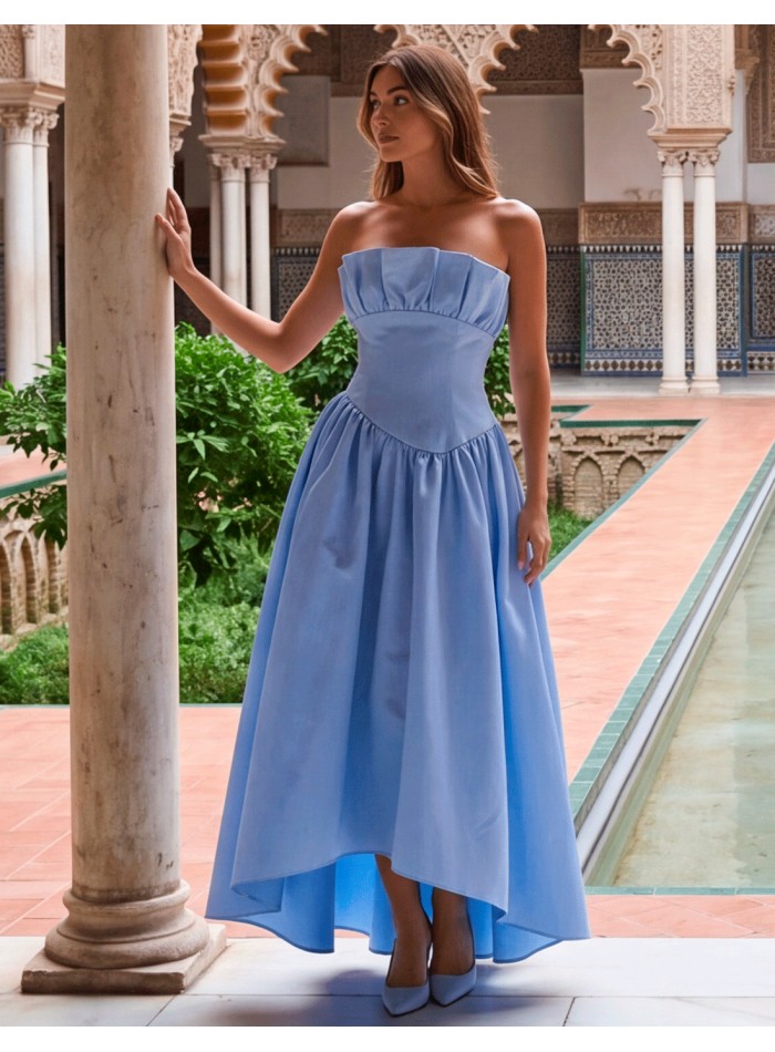 Robe bustier bleu ciel avec jupe asymétrique...