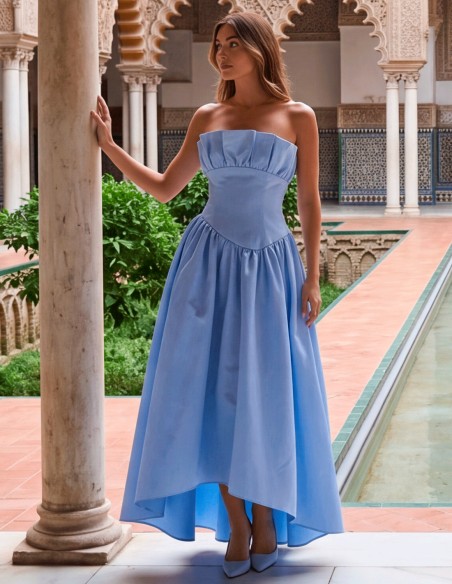Robe bustier bleu ciel avec jupe asymétrique pour l'invitée