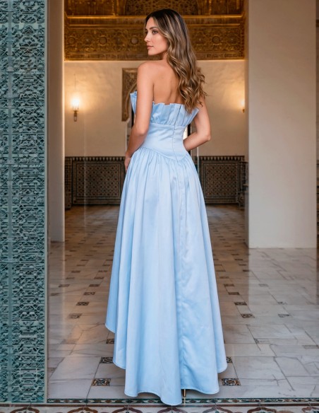 Vestido azul cielo palabra de honor con falda asimétrica para invitada