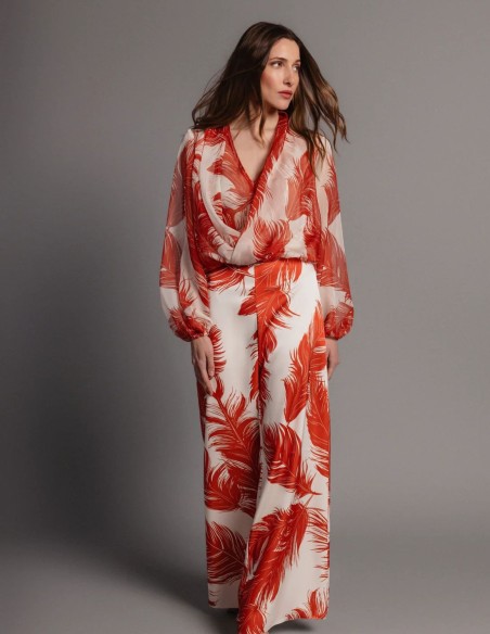 Blouse croisée en mousseline de soie imprimée de couleur rouille avec plumes
