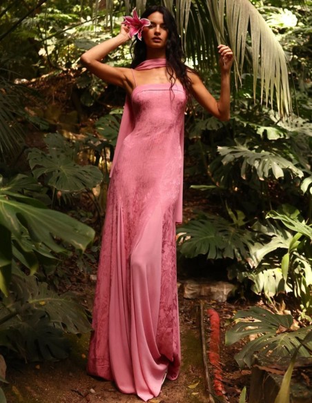 Robe longue en mousseline de soie rose avec fesses en mousseline de soie gaufrée, encolure carrée et châle