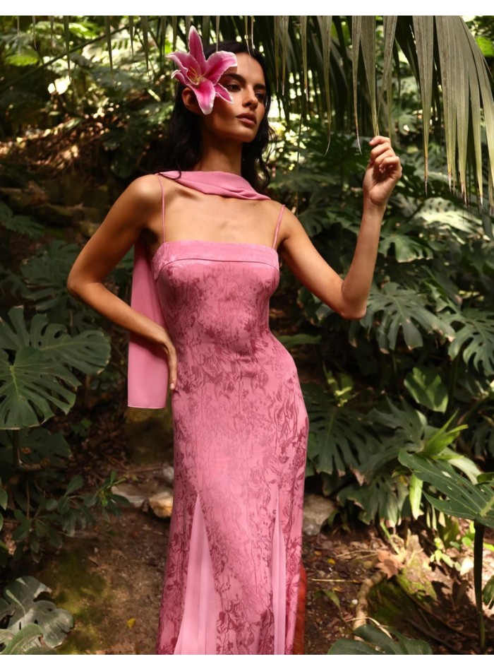 Vestido largo rosa de gasa nesgas con relieve con escote cuadrado y chal