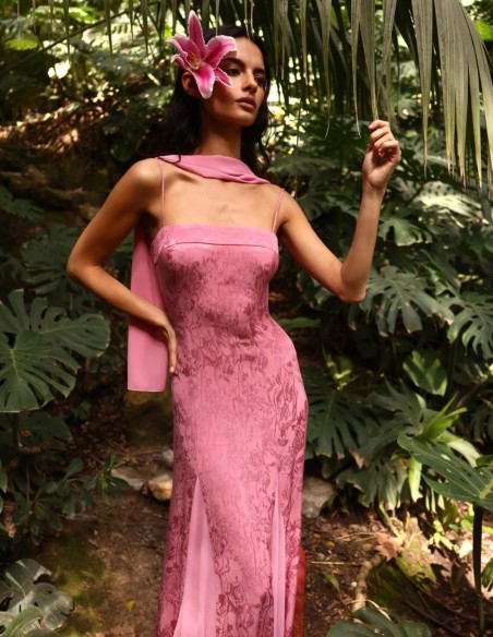 Vestido largo rosa de gasa nesgas con relieve con escote cuadrado y chal
