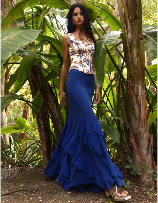 Falda larga de gasa azul con juego de volantes asimétricos