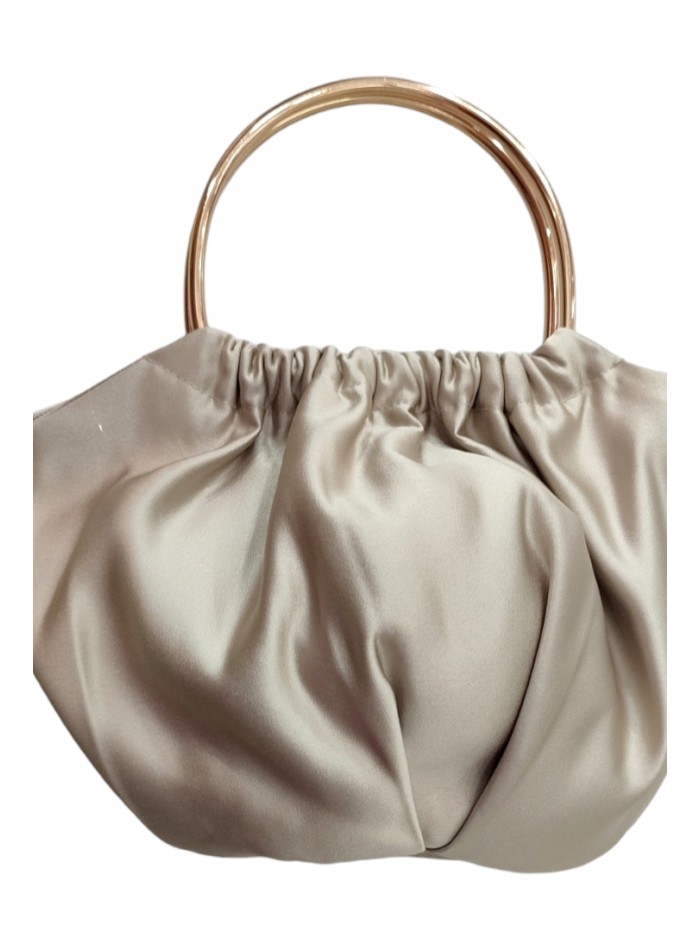 Sac à main en satin couleur champagne avec des...