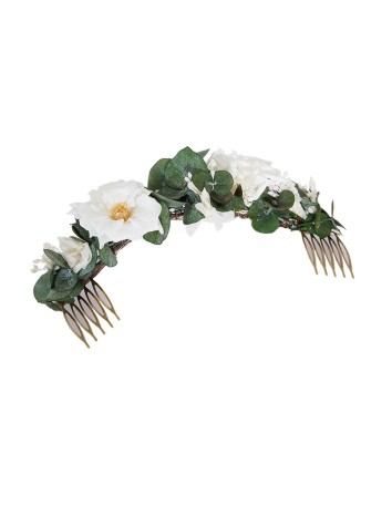 Guest comb with a eucalyptus base and delicate roses at INVITADISIMA by Les Couronnes