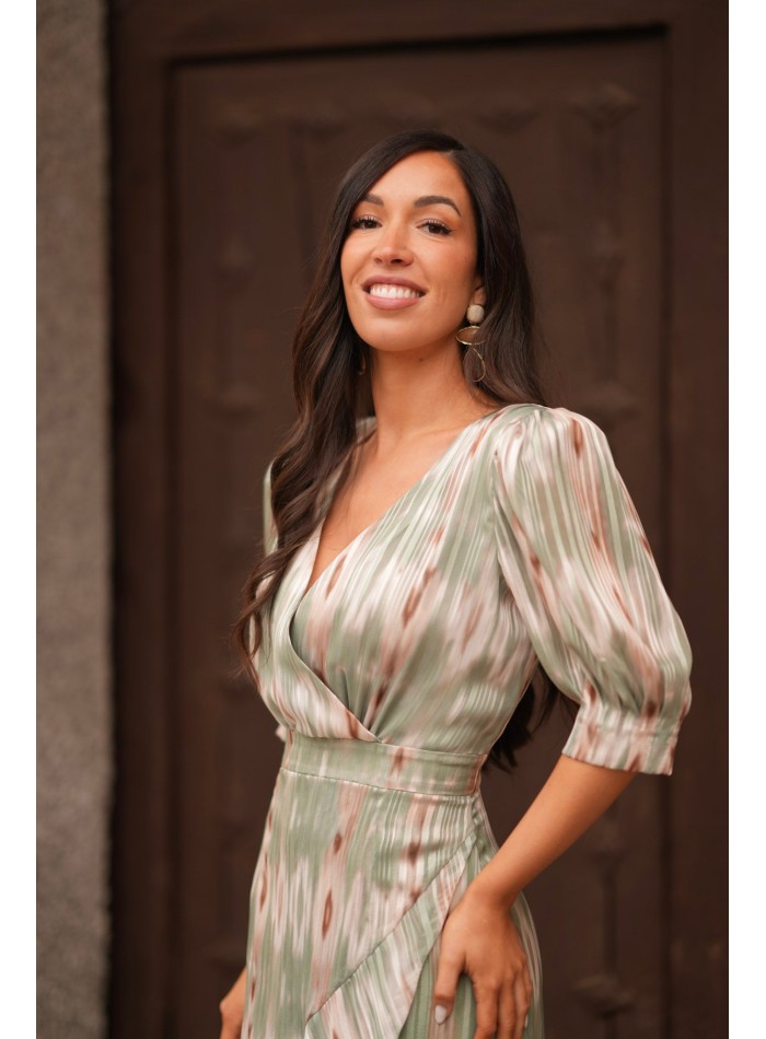 Vestido midi para boda con escote cruzado y tejido fluido