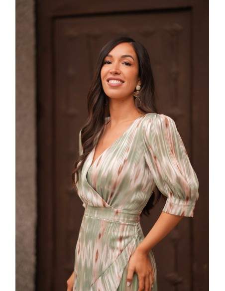 Vestido midi para boda con escote cruzado y tejido fluido