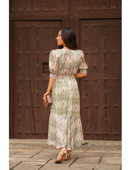 Vestido midi para invitada con escote cruzado y estampado en tonos pastel