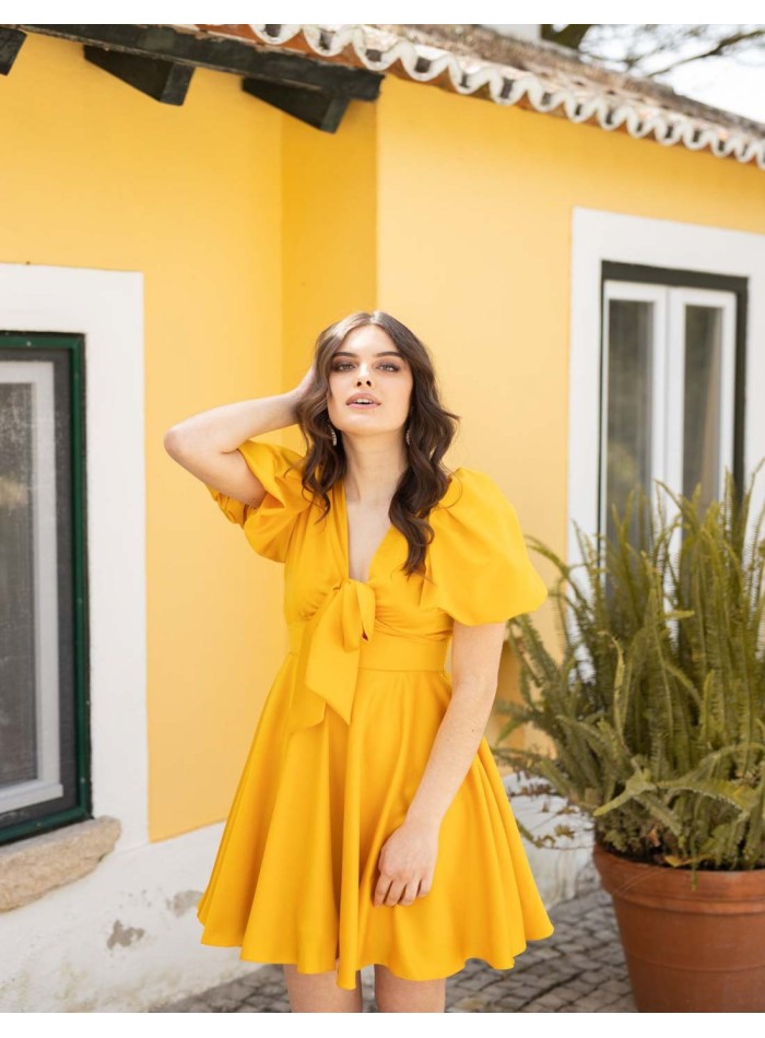 Vestido corto amarillo con abullonada|INVITADISIMA