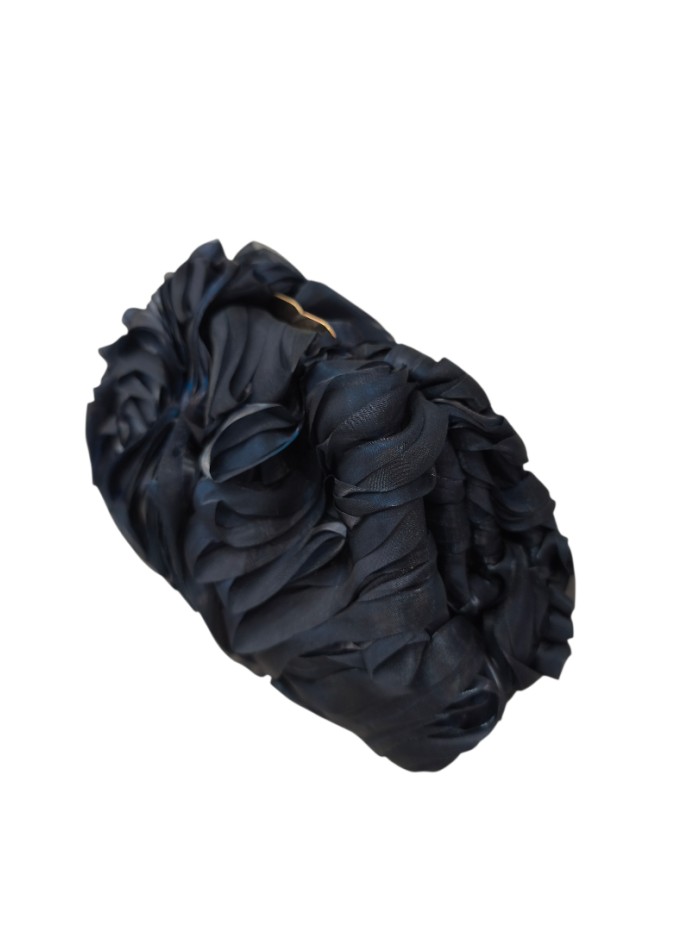 Clutch con detalles de flores en tul y gasa