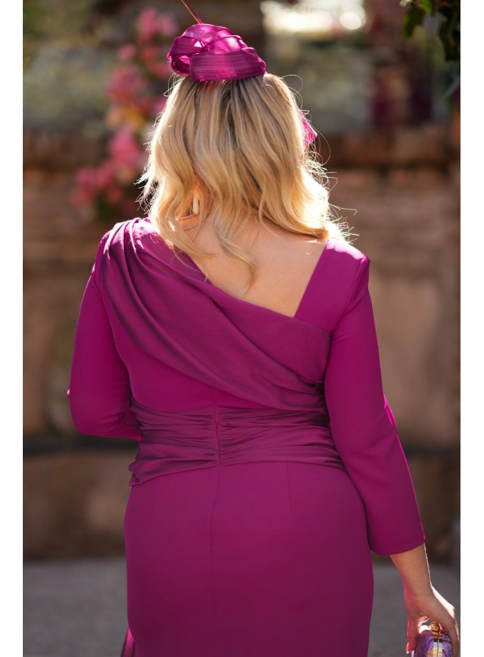 Robe longue avec un décolleté asymétrique...