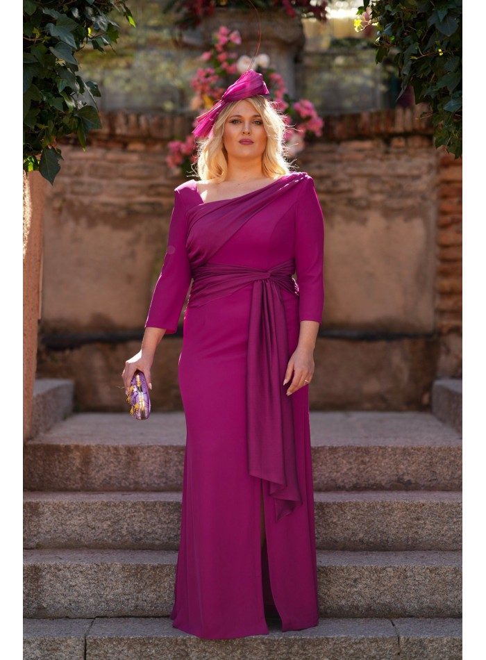 Vestido largo con escote asimétrico fruncido y detalle en cintura para invitada
