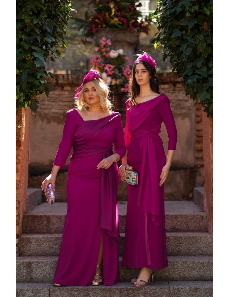 Robe longue avec un décolleté asymétrique froncé et un détail à la taille