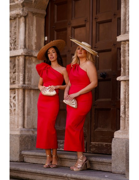 Vestido midi con escote asimétrico y hombro abullonado para boda
