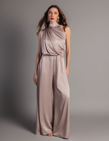 Combinaison en satin couleur vison avec jambe large et corsage drapé