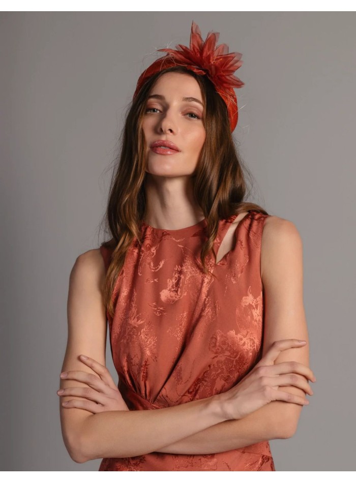 Coiffe de type bandó ornée d'une fleur en organza