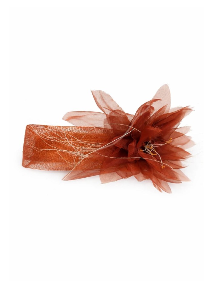 Coiffe de type bandó ornée d'une fleur en organza