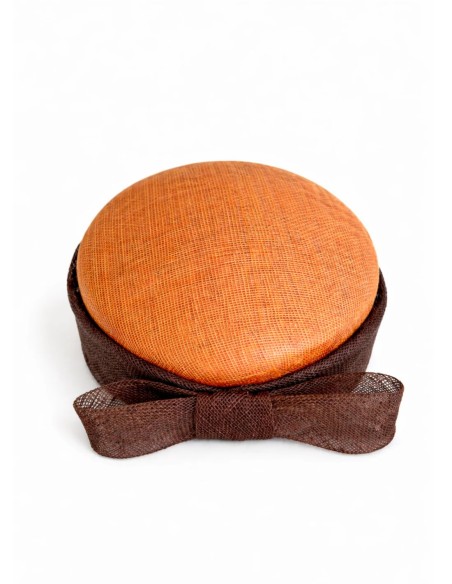 Casquette en raphia avec un nœud contrasté