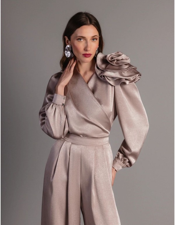 Mink-colored satin flower for a guest