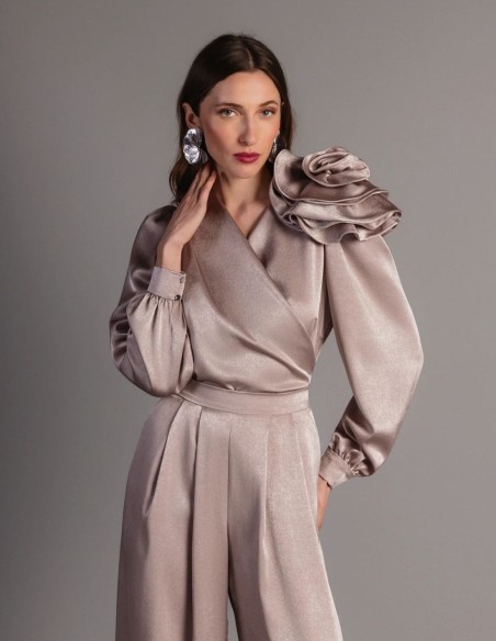 Mink-colored satin flower for a guest