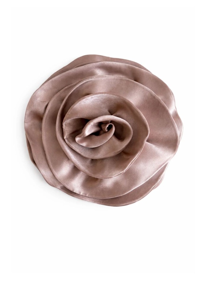 Fleur en satin couleur vison pour une invitée