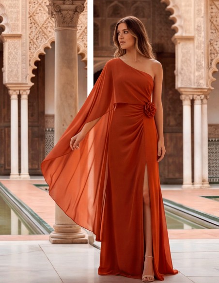 Robe longue couleur tuile avec cape en mousseline et fleur, pour une invitée