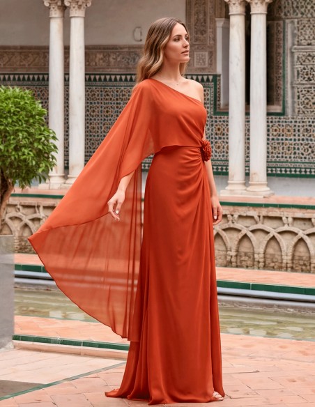 Vestido largo color teja con capa: elegancia y movimiento para invitadas especiales