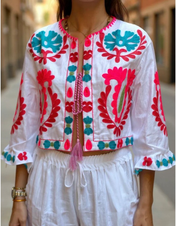 Kimono corto blanco con bordados florales de colores 2