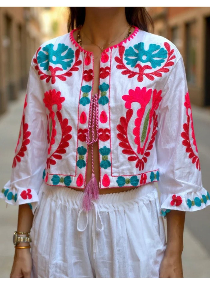Kimono court blanc orné de broderies florales...
