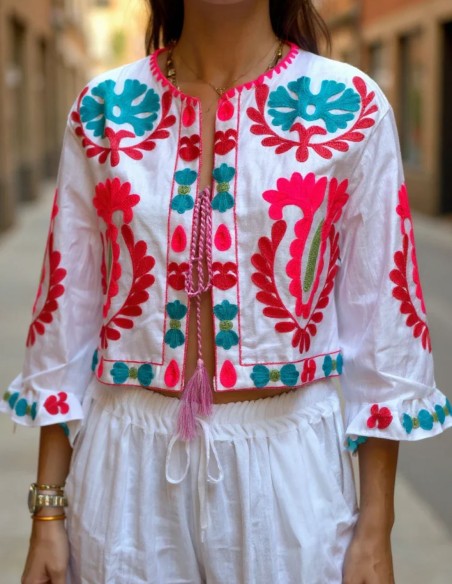 Kimono court blanc orné de broderies florales colorées