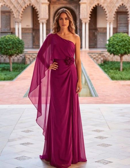 Vestido largo buganvilla con capa de gasa y flor para invitada