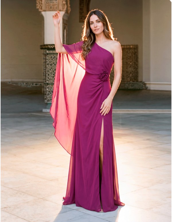 Robe longue couleur bougainvillier avec cape en mousseline et fleur, pour invitée