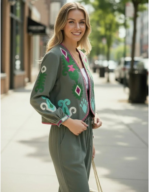 Short green hunting kimono with colorful floral embroidery 2