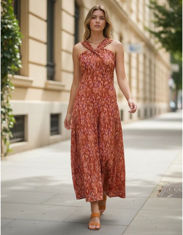 Vestido largo estampado en tonos tierra con escote halter