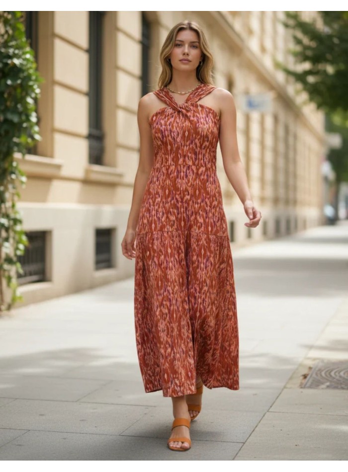 Vestido largo estampado en tonos tierra con escote halter