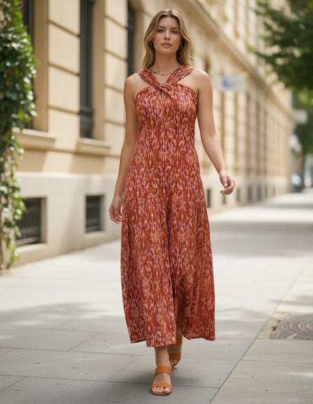 Robe longue à motifs dans des tons terre, avec un décolleté dos nu