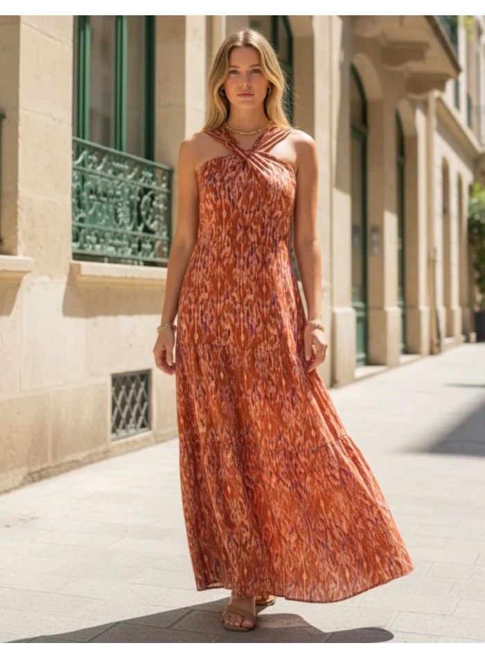 Vestido largo estampado en tonos tierra con escote halter