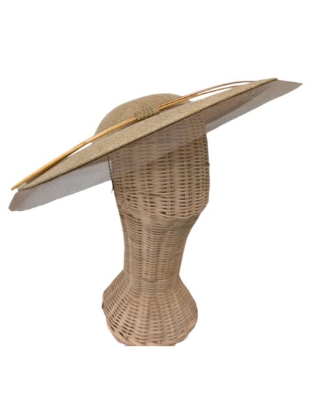 Robe Pamela beige avec des détails en crin et en rachis, pour une invitée